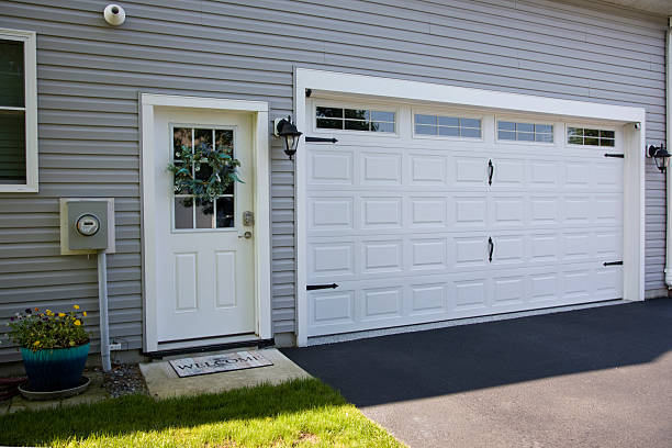 24/7 Emergency Garage Door Panel Replacement experts in Manhattan, IL